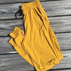Trendy mustard sweatpants